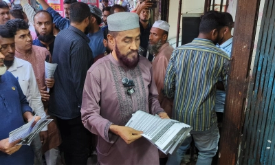মগবাজার মোড়ে জামায়াতের লিফলেট বিতরণ