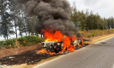 মেরিন ড্রাইভে চলন্ত ভাড়ায় চালিত প্রাইভেট কারে আগুন