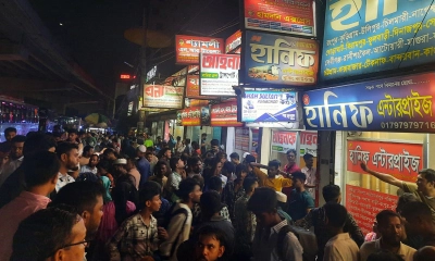 আব্দুল্লাহপুরে ঘরমুখো মানুষের উপচে পড়া ভিড়, নেওয়া হচ্ছে বাড়তি ভাড়া