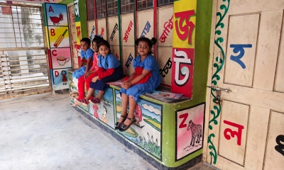 শ্রেণিকক্ষে তালা, বাইরে শিক্ষার্থীদের অপেক্ষা