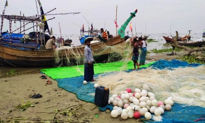 নদীতে মিলছে না কাঙ্ক্ষিত ইলিশ, হতাশ জেলেরা
