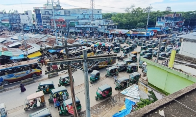 সড়ক দখলে ‘স্বঘোষিত জমিদাররা’, দ্রুত উচ্ছেদের দাবি