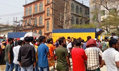 বকেয়া বেতনের দাবিতে শ্রমিক ও পুলিশের তুমুল সংঘর্ষ