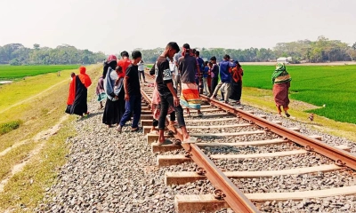 গাজীপুরে ট্রেনে কাটা পড়ে মা-ছেলের মৃত্যু