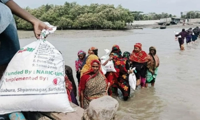 পানিতে নামিয়ে ত্রাণ বিতরণ, স্থানীয়দের মধ্যে ক্ষোভ