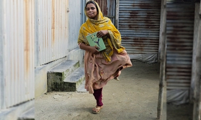 এক পায়ে ভর করে উচ্চ শিক্ষার স্বপ্ন দেখছেন মেঘলা