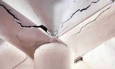 খসে পড়া পলেস্তারা। ছবি: রূপালী বাংলাদেশ