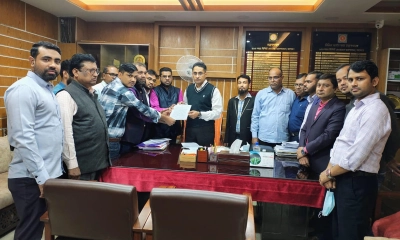 দশম গ্রেড বাস্তবায়নের দাবিতে স্মারকলিপি প্রদান। ছবি: রূপালী বাংলাদেশ