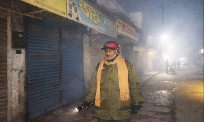 কনকনে ঠান্ডায় ঘরবন্দি মানুষ, জেগে থাকেন এক প্রবীণ নৈশপ্রহরী