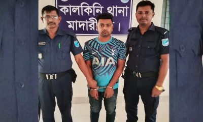 পুলিশের ওপর হামলাসহ দুটি মামলায় ছাত্রলীগ নেতা গ্রেপ্তার