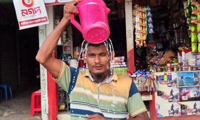 দুধ দিয়ে গোসল করলেন বিএনপি নেতা। ছবি: রূপালী বাংলাদেশ