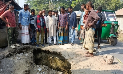 রায়গঞ্জে আঞ্চলিক সড়কে ধস, দুর্ঘটনার আশঙ্কা