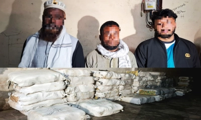 অভিযানে আটক তিন। ছবি: রূপালী বাংলাদেশ