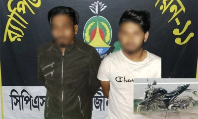 বাইকসহ গ্রেপ্তার ২।  ছবি: রূপালী বাংলাদেশ