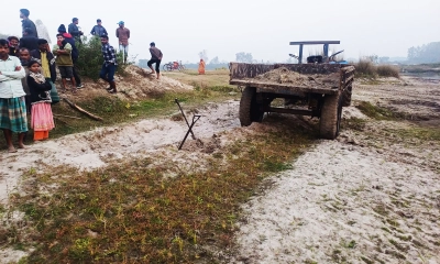 বালু উত্তোলনে বাধা দেওয়ায় কৃষকের ওপর হামলা, আটক ১