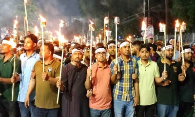 তিস্তা মহাপরিকল্পনা বাস্তবায়নের দাবিতে ঢাকা কলেজে মশাল মিছিল