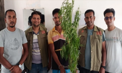 আটককৃত মাদক কারবারি।  ছবি- রূপালী বাংলাদেশ আটককৃত মাদক কারবারি।  ছবি- রূপালী বাংলাদেশ