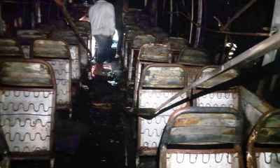 আগুনে পুড়ে যওেয়া বাস। ছবি- রূপালী বাংলাদেশ