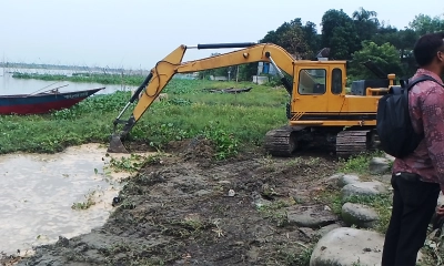 নদীর পাড় কেটে রাস্তা নির্মাণের অভিযোগ, ঝুঁকিতে আশ্রয়ণ প্রকল্প