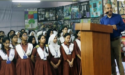মাইলস্টোন কলেজে দেয়াল পত্রিকার প্রদর্শনী