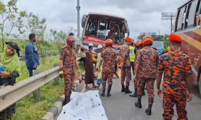 দুর্ঘটনার পরপরই ফায়ার সার্ভিসের কর্মীরা উদ্ধার তৎপরতা শুরু করে। ছবি- সংগৃহীত