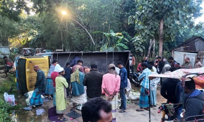 নিয়ন্ত্রণ হারিয়ে উল্টে যায় ট্রাক। ছবি- রূপালী বাংলাদেশ