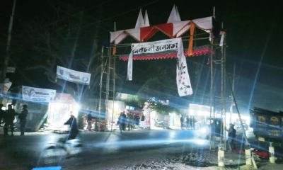 নির্বাচনি আচরণবিধি লঙ্ঘন, তোরণ ভেঙে দিল প্রশাসন