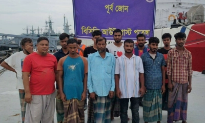 কর্ণফুলীতে লাইটার জাহাজ ডুবি, ১২ জন উদ্ধার