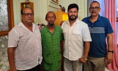 চলচ্চিত্রকর্মী খোরশেদ আলমের পাশে চিত্রনায়ক মুন্না খান