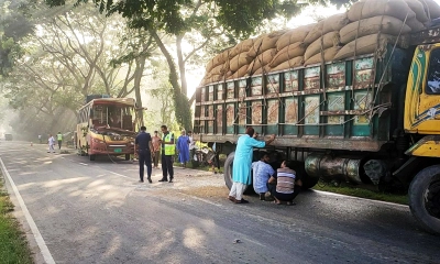 ঝিনাইদহে ট্রাকের পিছনে বাসের ধাক্কায় নিহত ১, আহত ৩