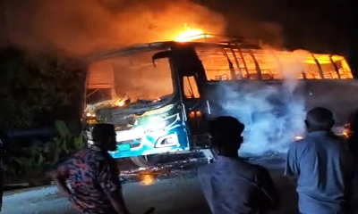 বাসে আগুন। ছবি:  রূপালী বাংলাদেশ