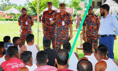 প্রশিক্ষণ দিচ্ছে ফায়ার সার্ভিস। ছবি- রূপালী বাংলাদেশ