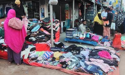 ফুটপাতের দোকানে বাহারি রঙের গরম পোশাক। ছবি : রূপালী বাংলাদেশ