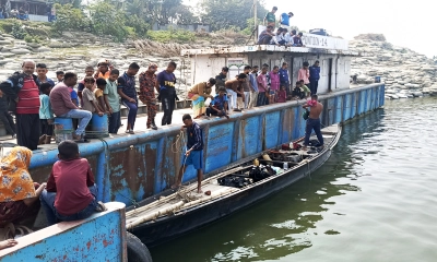 সন্ধান মেলেনি পদ্মায় নিখোঁজ যুবকের, চলছে উদ্ধার অভিযান