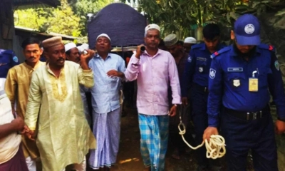 হাতকড়া পরেই মায়ের জানাজায় দুই ভাই
