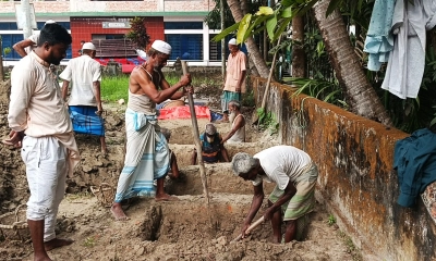 শেষ হলো একটি পরিবারের গল্প, খোঁড়া হলো ৪ কবর