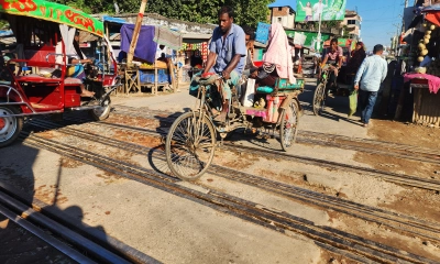 মেরামতের অভাবে আক্কেলপুর রেলগেট এখন দুর্ঘটনার হটস্পট