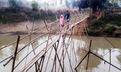 ৫৪ বছরেও নির্মাণ হয়নি সেতু, ১০ হাজার মানুষের ভরসা বাঁশের সাঁকো
