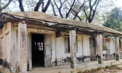 মহেশপুরে ৮০ বছরের পুরোনো জরাজীর্ণ ভবনেই চলছে পাঠদান