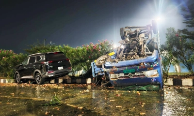 পূর্বাচলে ডিমবোঝাই গাড়ি ও প্রাইভেট কারের ভয়াবহ সংঘর্ষ