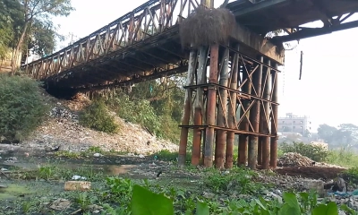 পণ্যবোঝাই ট্রাক পারাপারে ক্ষতিগ্রস্ত সেতু, দুর্ঘটনার শঙ্কা