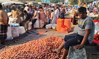 পেঁয়াজ বেচে হয় না শ্রমিকের মজুরি