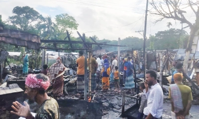 সাতক্ষীরায় আগুনে ৮টি দোকান পুড়ে ছাই