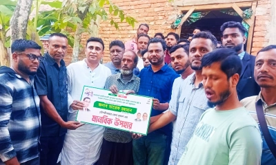 অনুদান প্রদান। ছবি: রূপালী বাংলাদেশ