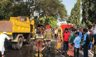 মোটরসাইকেল আরোহী আহত, ট্রাক পোড়াল এলাকাবাসী