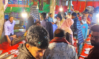 পৌষসংক্রান্তিতে জমজমাট ‘ঐতিহ্যবাহী’ মাছ মেলা