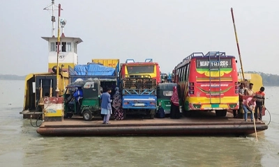 ফেরিতে গাড়ি ওঠার আগে নামতে হবে যাত্রীদের