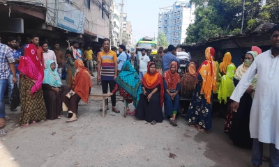 গাজীপুরে বেতনের দাবিতে শ্রমিকদের সড়ক অবরোধ