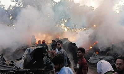 চটের বস্তার গুদামে আগুন। ছবি:  রূপালী বাংলাদেশ
