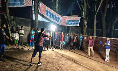 শীত এলেই বাড়ির আঙিনা বা অন্য কোথাও জমে ওঠে ব্যাডমিন্টন খেলার ধুম।  ছবি: রূপালী বাংলাদেশ